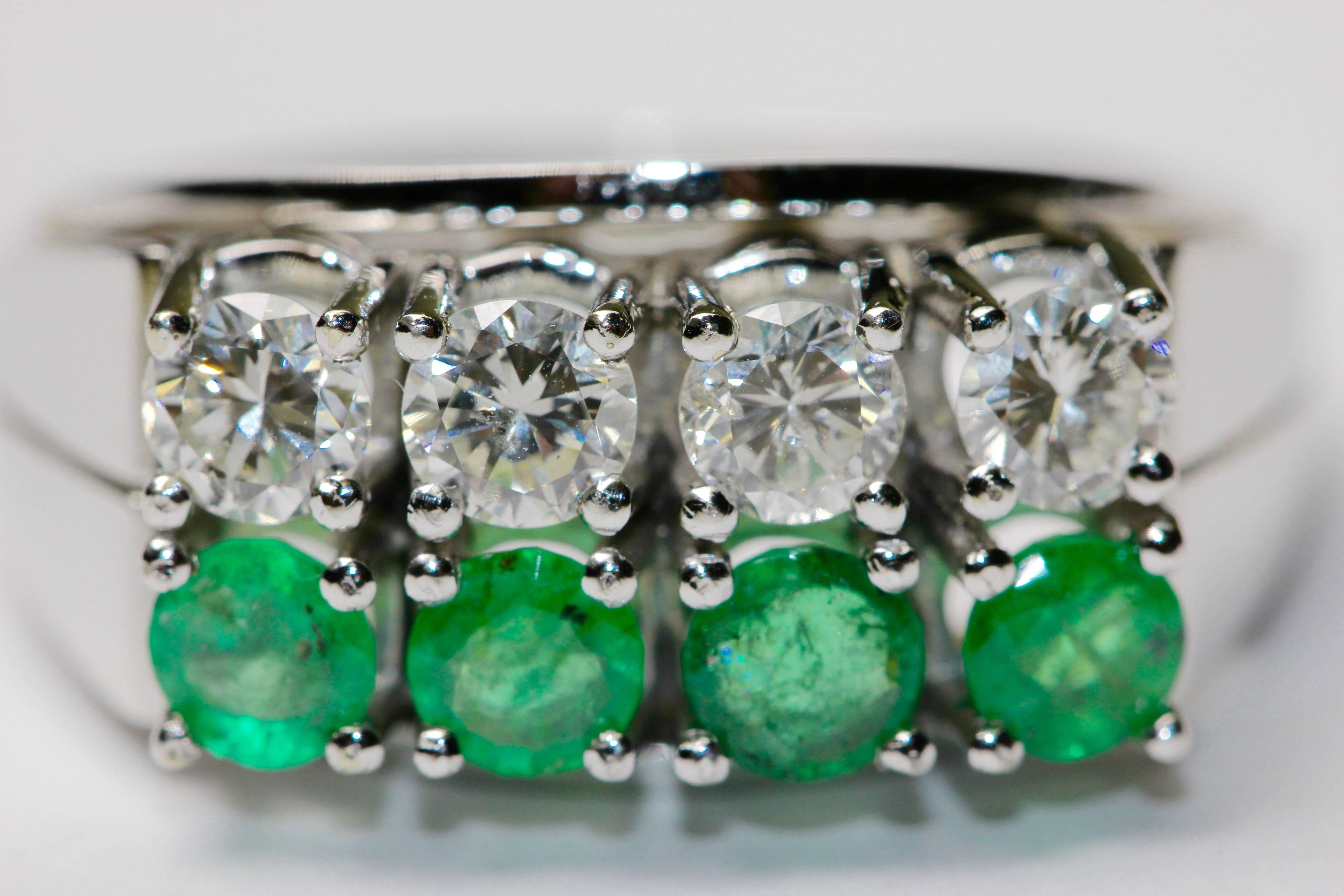 14K white gold ring with round diamonds and emeralds For Sale 3