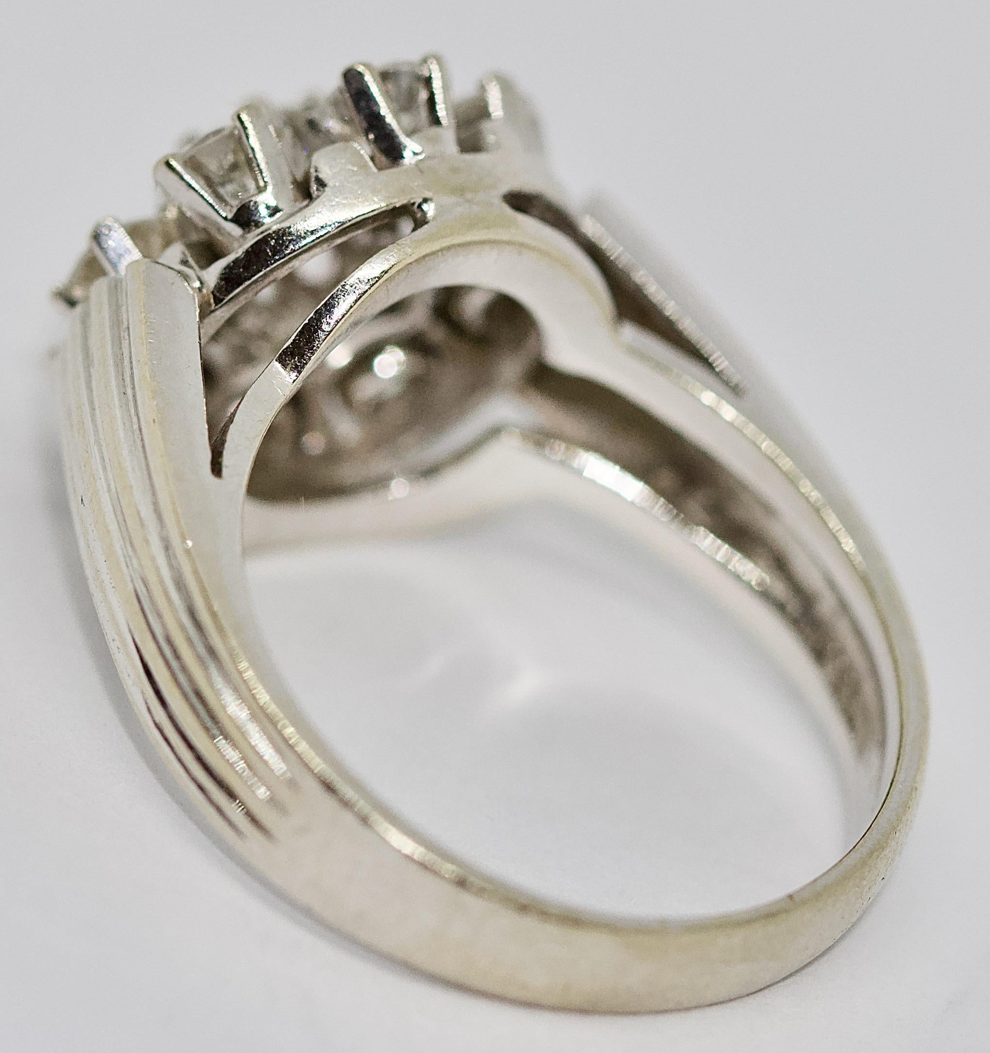14 Karat White Gold Ring with Solitaire Diamonds In Good Condition For Sale In Berlin, DE