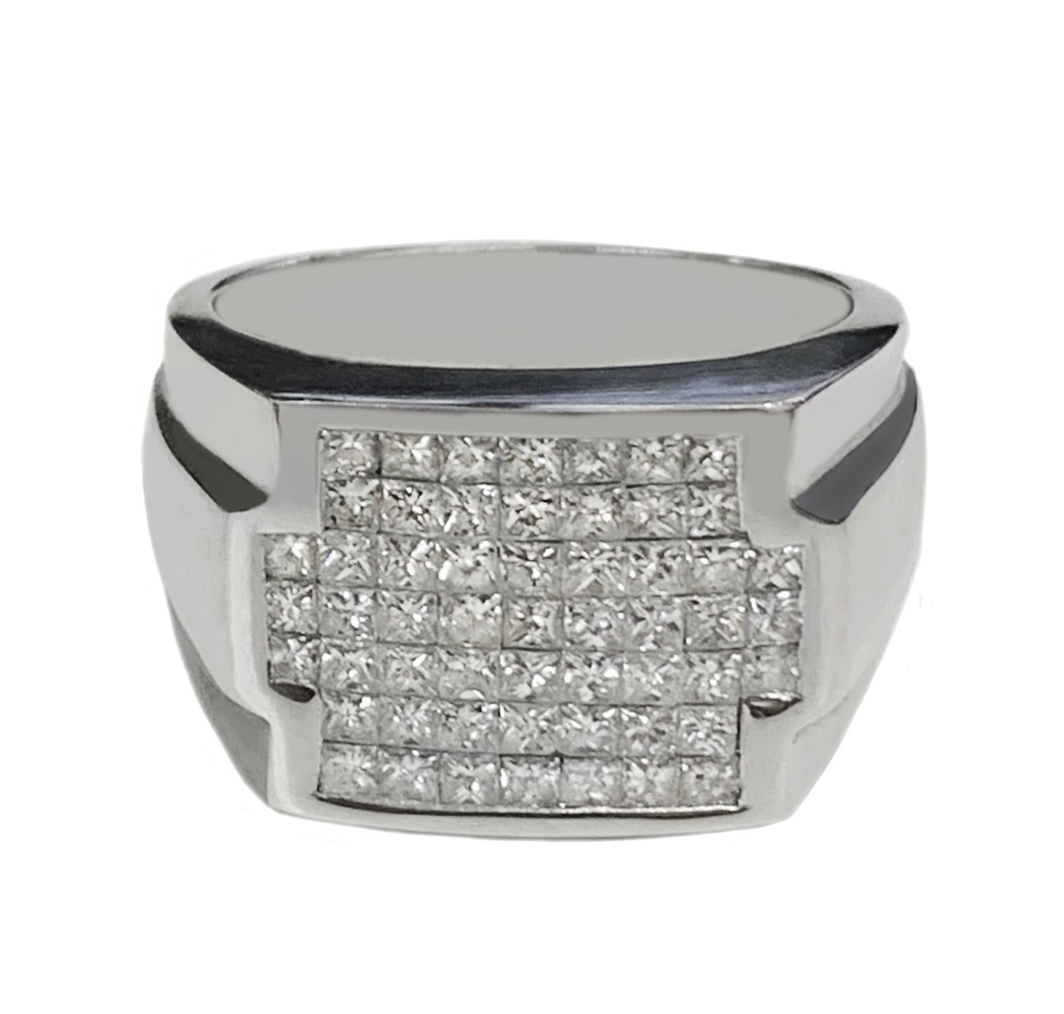 -Custom made

-14k White gold

-Ring size: 10

-Weight: 13.4gr

-Width: 0.5”

-Diamonds: 2.00ct, VS clarity, G color