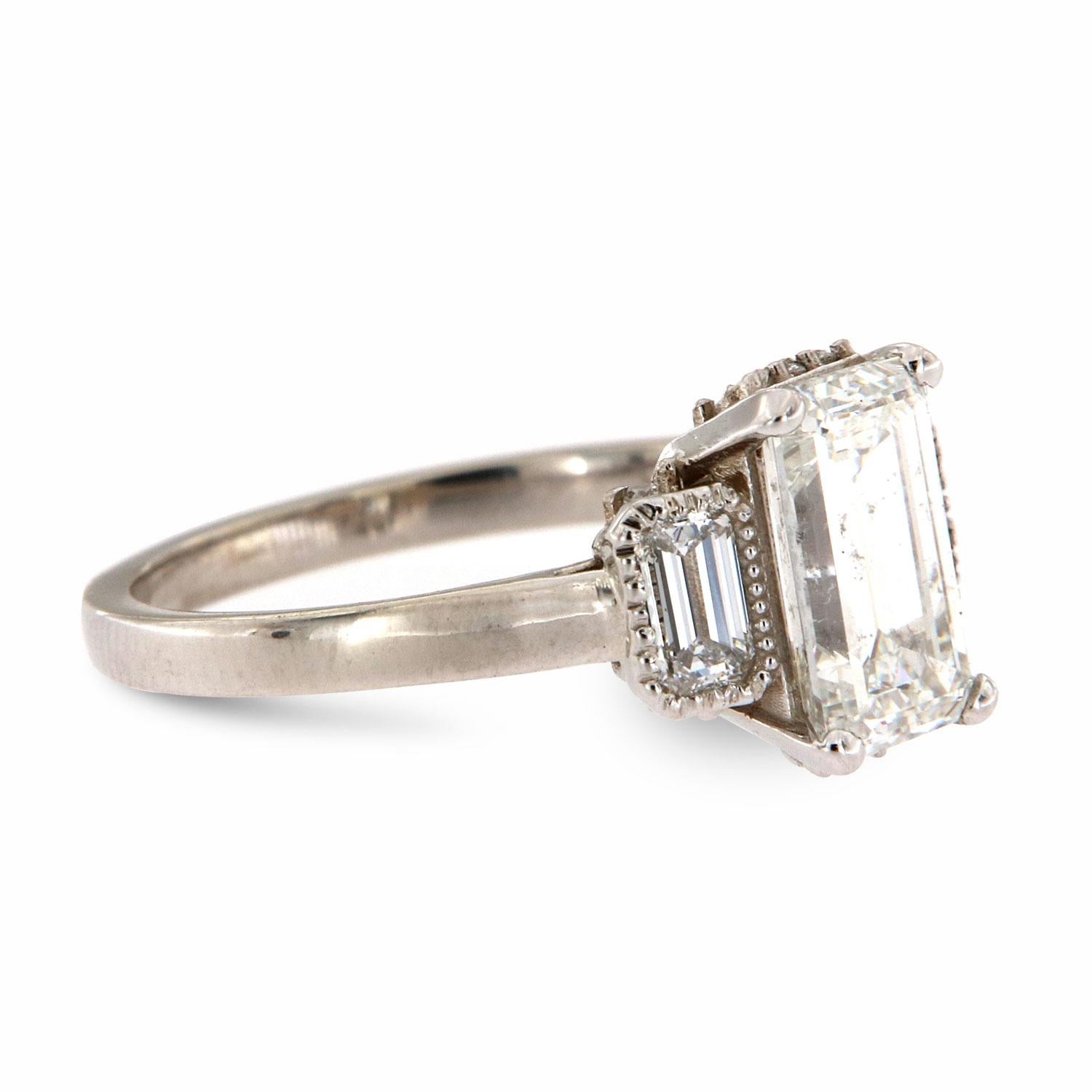 Taille émeraude Bague Rosie en or blanc 14 carats à trois pierres avec diamants et émeraudes au centre, 1,63 carat en vente