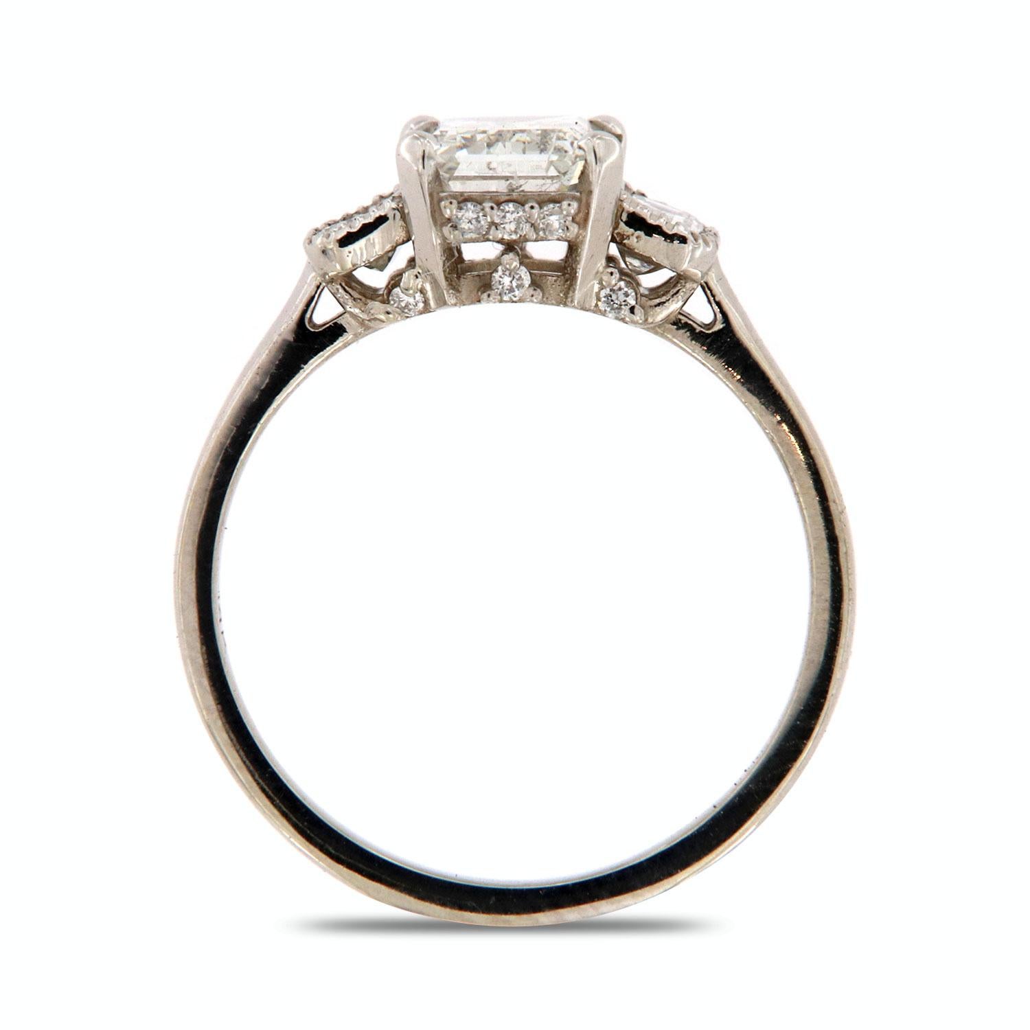 Bague Rosie en or blanc 14 carats à trois pierres avec diamants et émeraudes au centre, 1,63 carat Neuf - En vente à San Francisco, CA