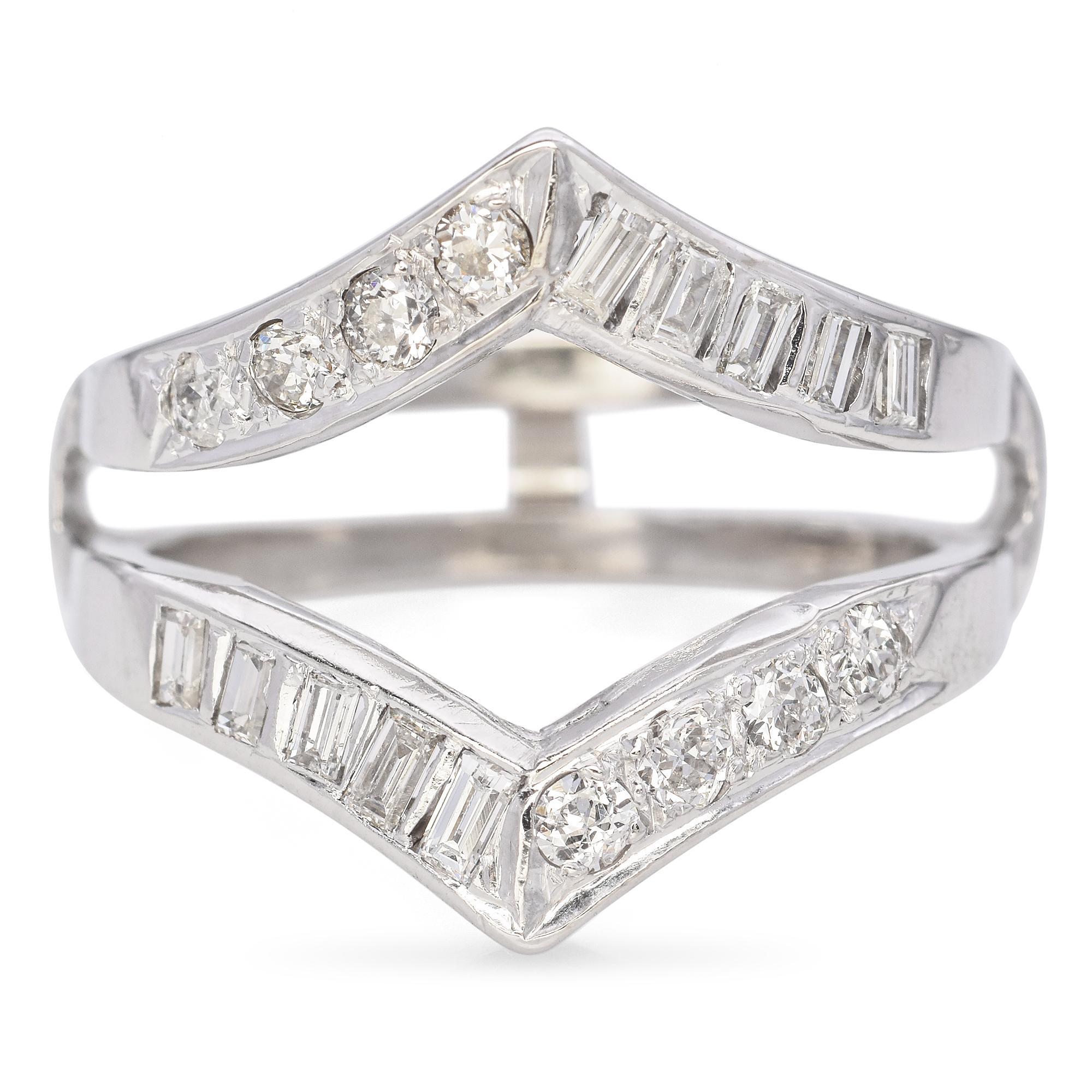 Questo moderno anello di fidanzamento è realizzato in oro bianco 14K e presenta una splendida combinazione di diamanti bianchi a baguette e rotondi. I diamanti sono splendidamente incastonati in un design elegante e geometrico, creando un