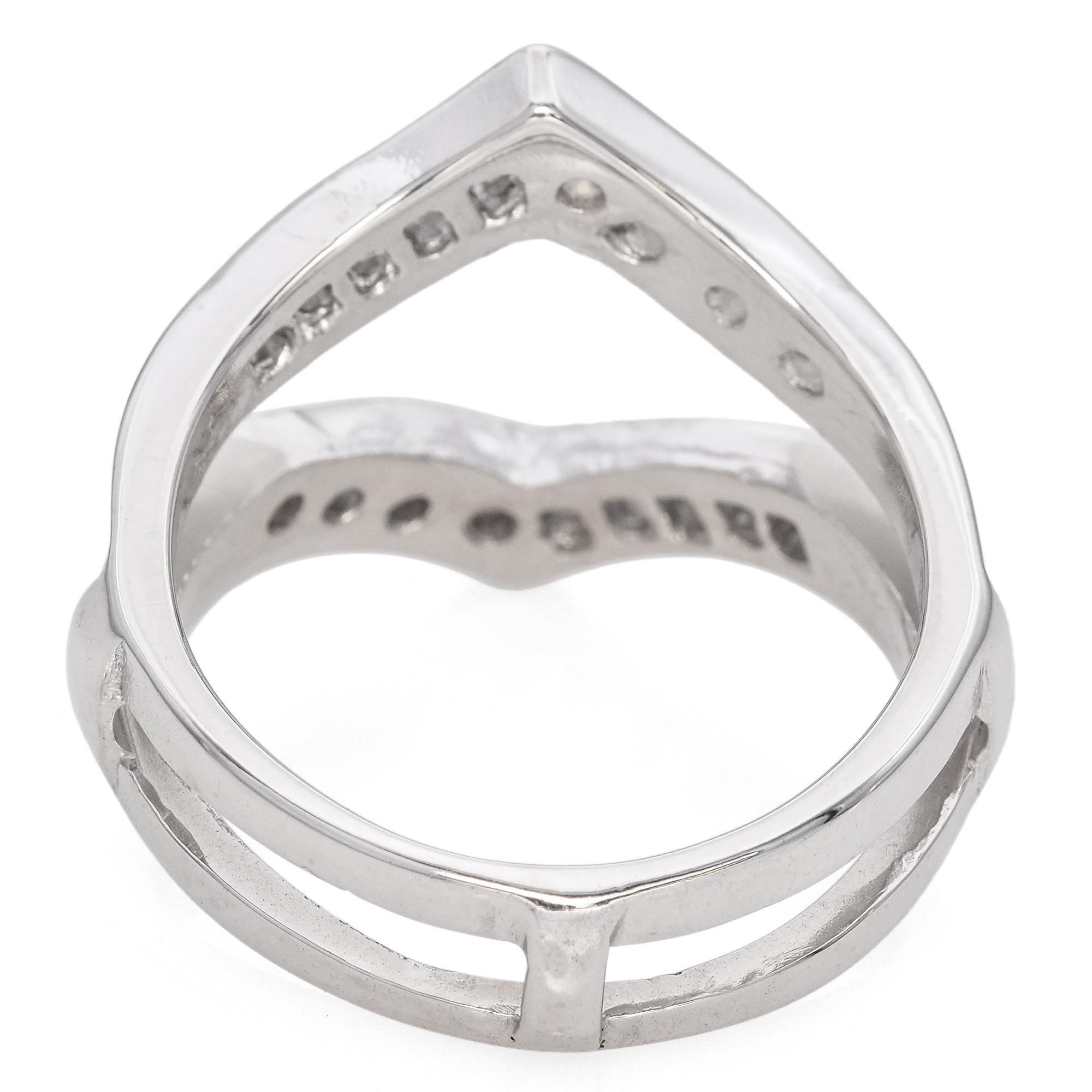 Moderno Oro bianco 14K Tondo e Baguette 0,40 TCW  Anello di fidanzamento con diamante in vendita