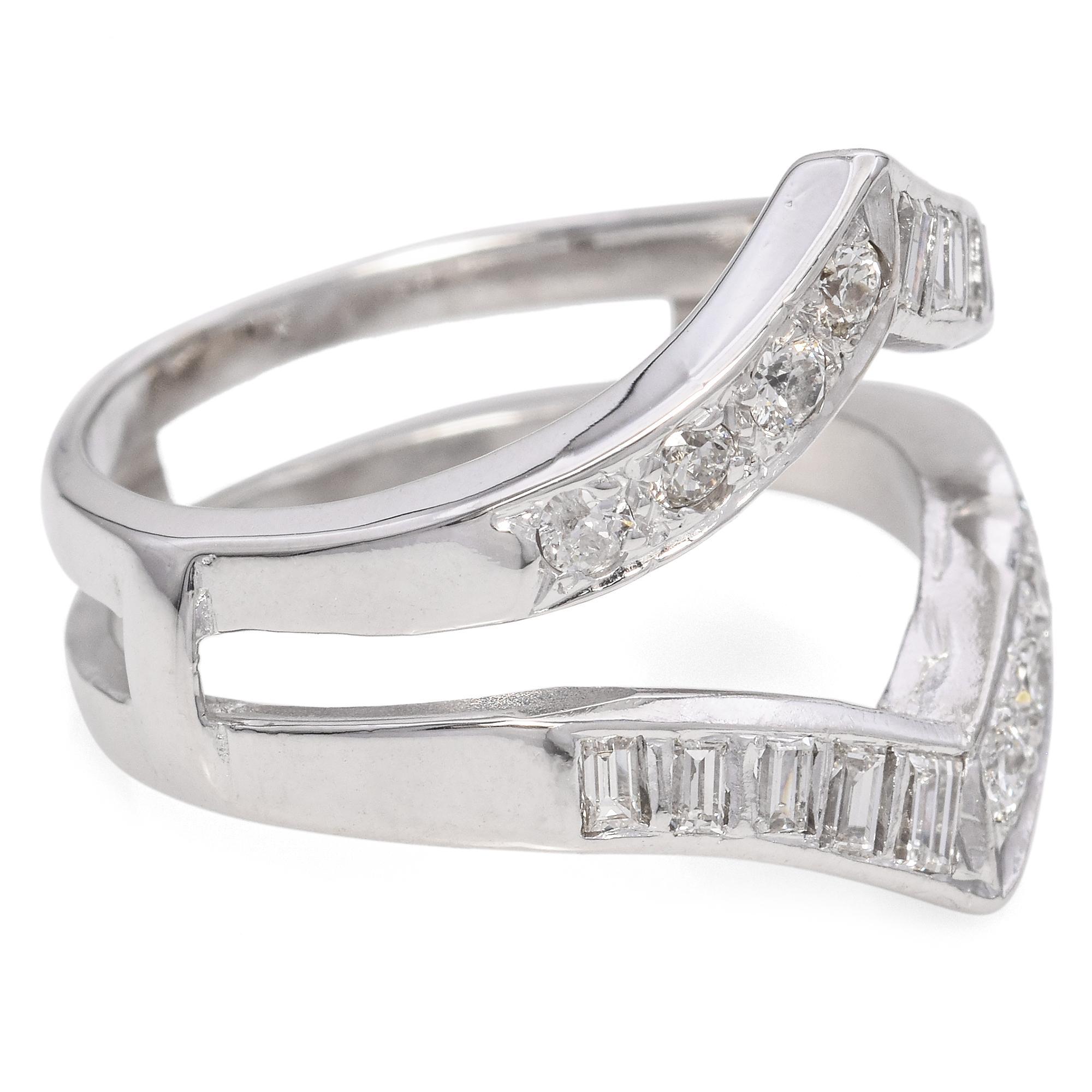 Taglio baguette Oro bianco 14K Tondo e Baguette 0,40 TCW  Anello di fidanzamento con diamante in vendita