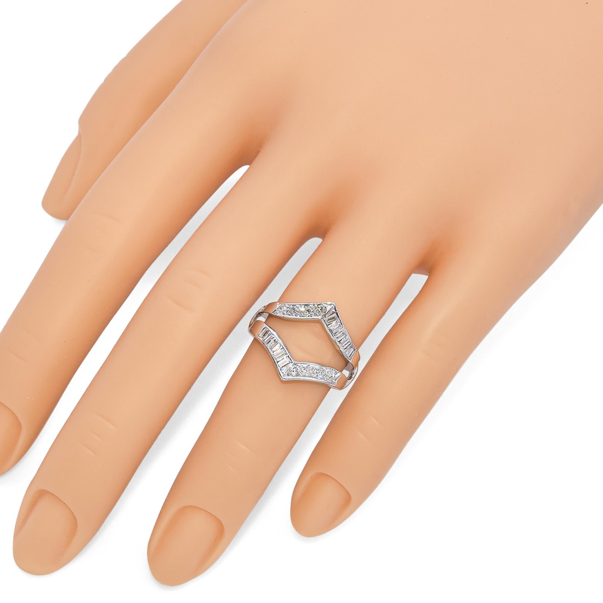 Donna Oro bianco 14K Tondo e Baguette 0,40 TCW  Anello di fidanzamento con diamante in vendita