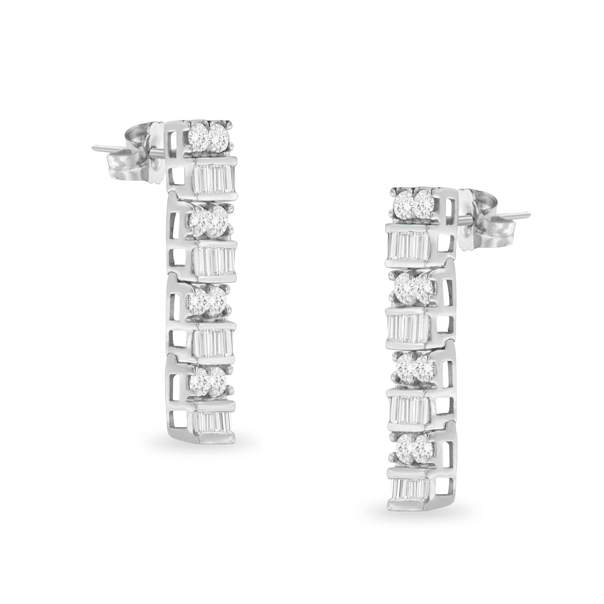 Contemporain Clous d'oreilles en or blanc 14 carats avec diamants taille ronde et baguette de 1 1/3 carat en vente