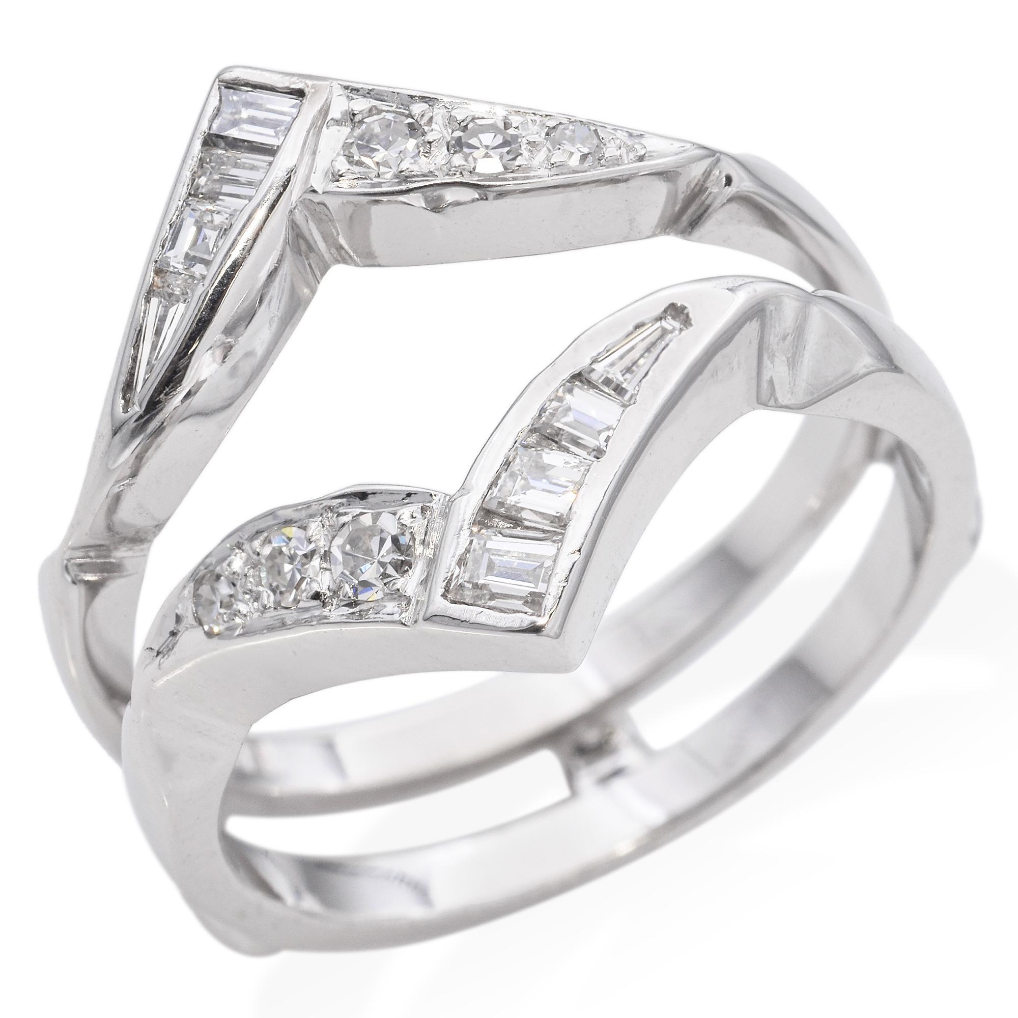 Questo moderno anello di fidanzamento è realizzato in oro bianco 14K e presenta una splendida combinazione di diamanti bianchi a baguette e rotondi. I diamanti sono splendidamente incastonati in un design elegante e geometrico, creando un