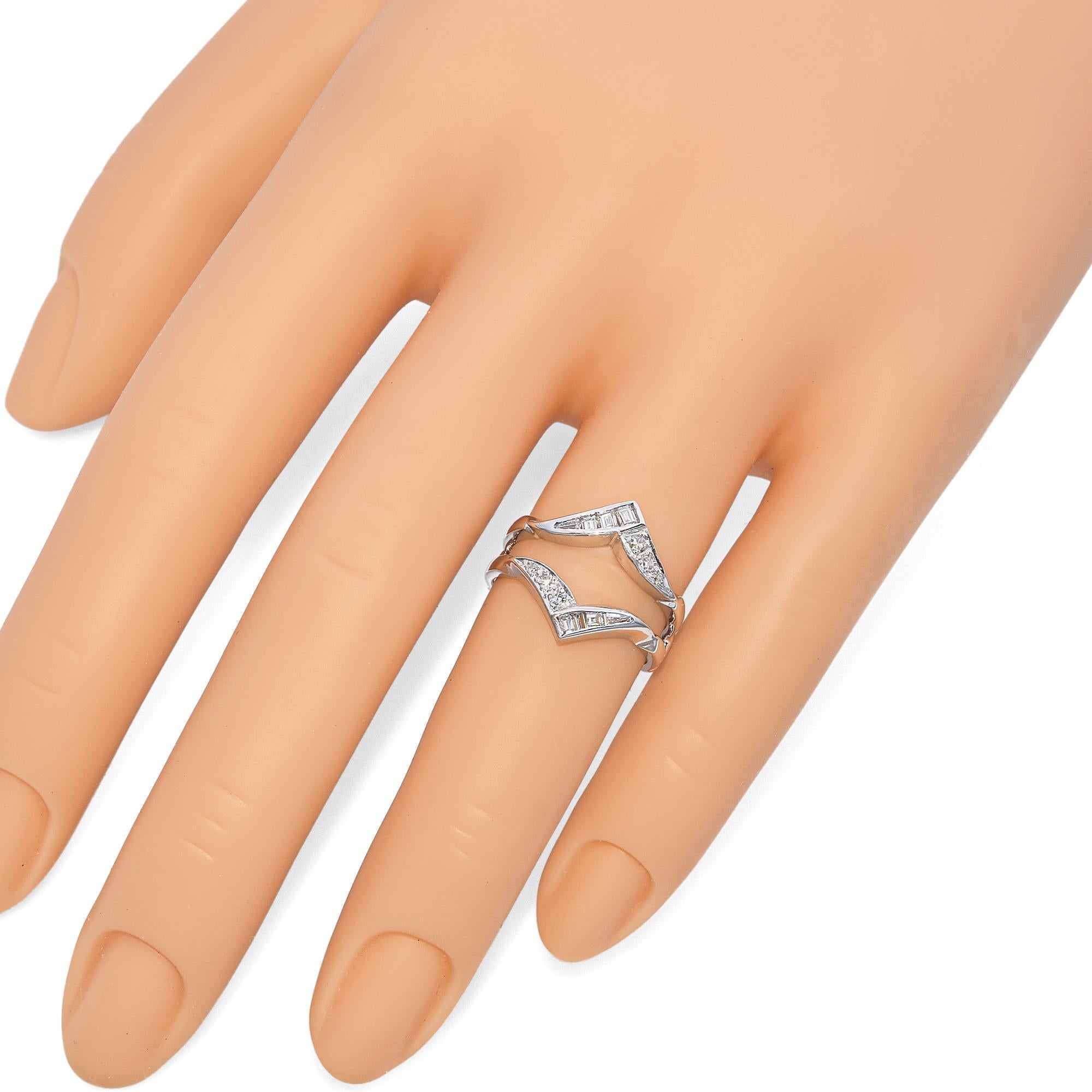 Taglio baguette Anello di fidanzamento con diamante rotondo e baguette in oro bianco 14K in vendita
