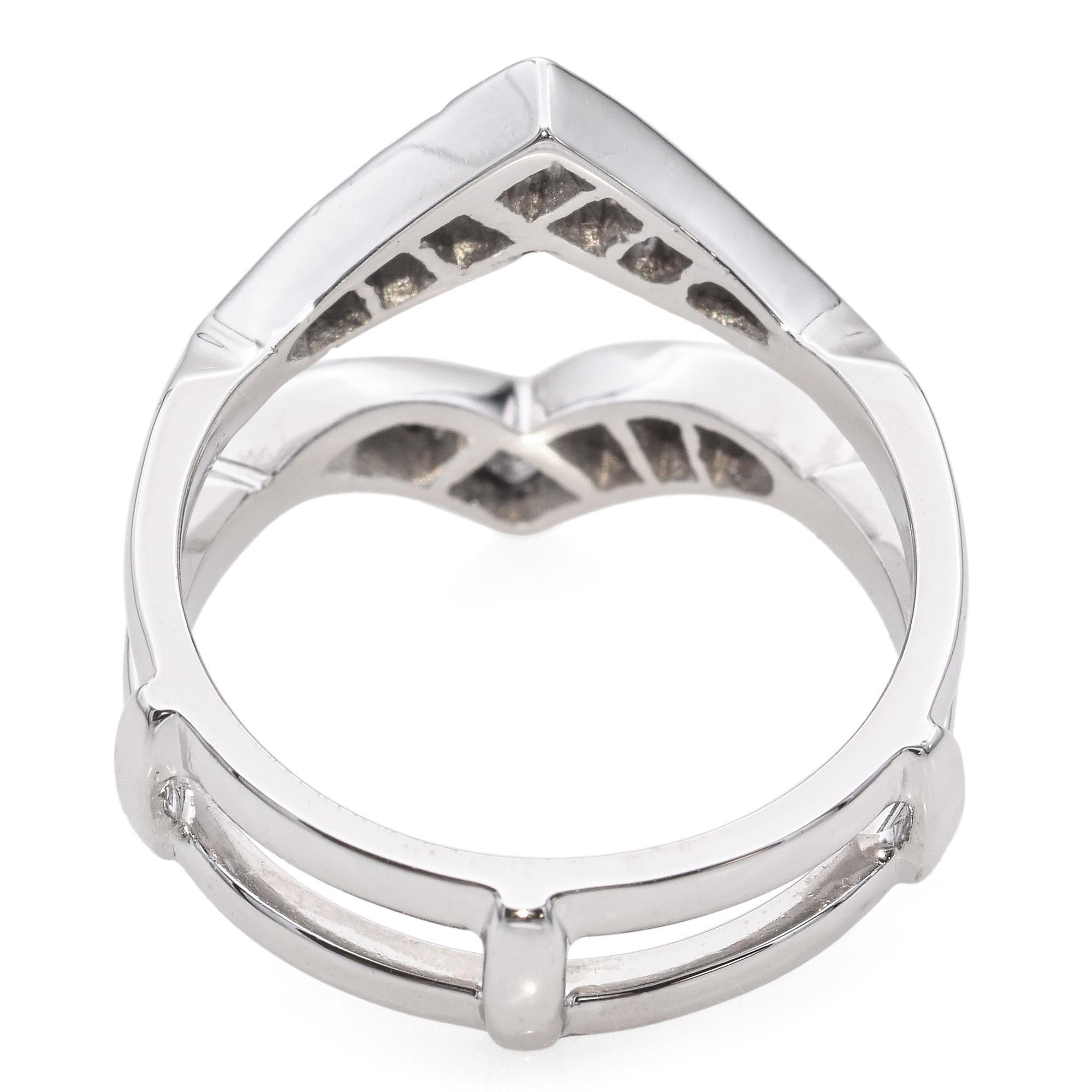 Anello di fidanzamento con diamante rotondo e baguette in oro bianco 14K In condizioni buone in vendita a New York, NY