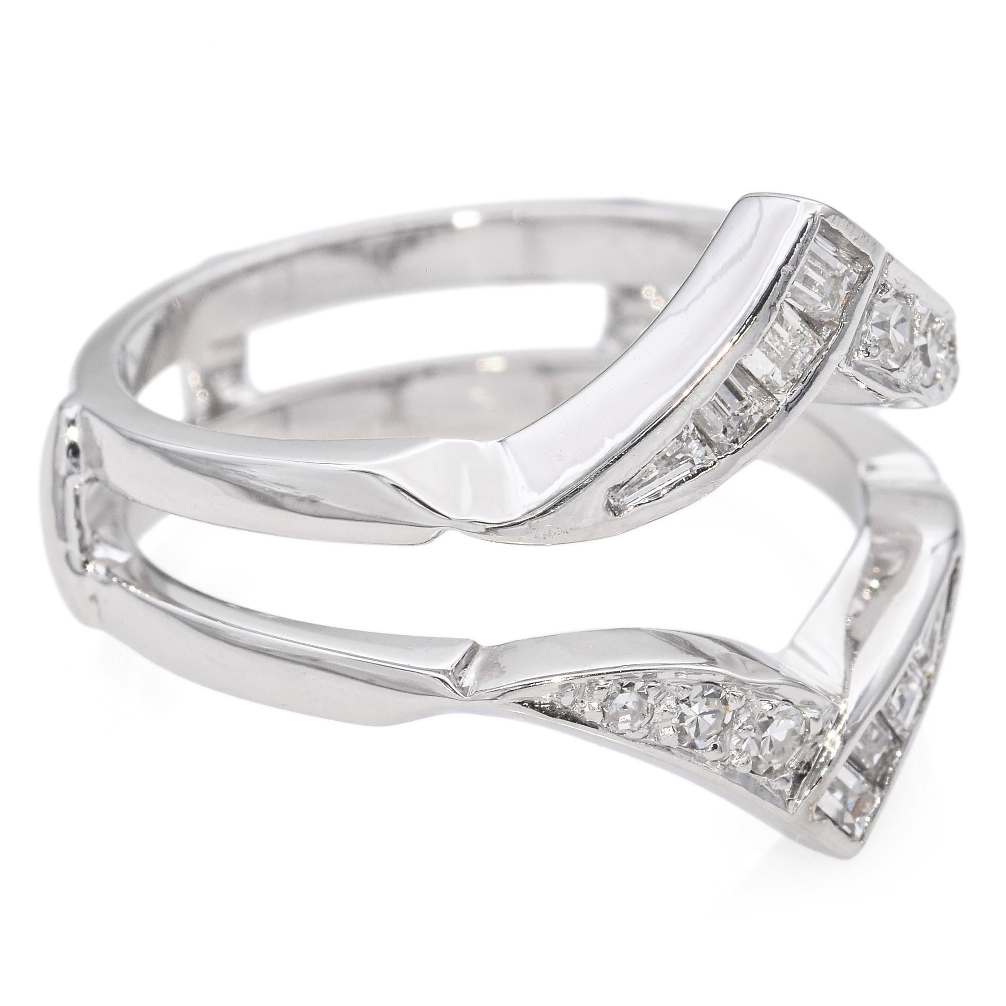 Donna Anello di fidanzamento con diamante rotondo e baguette in oro bianco 14K in vendita