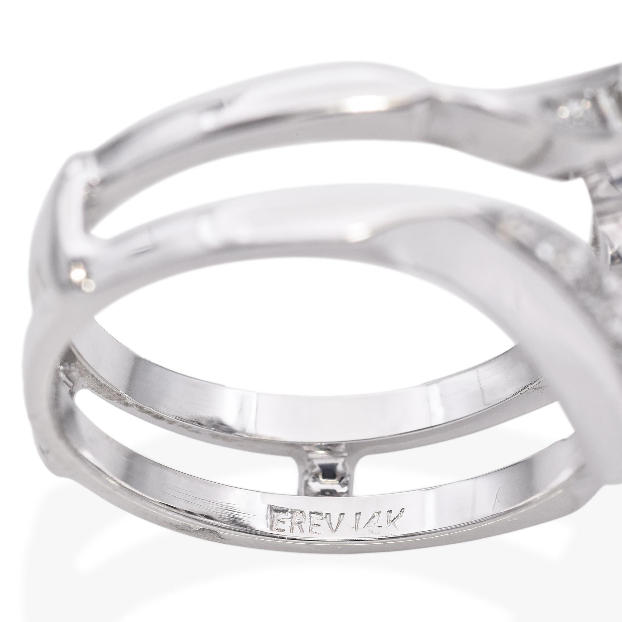 Anello di fidanzamento con diamante rotondo e baguette in oro bianco 14K in vendita 1