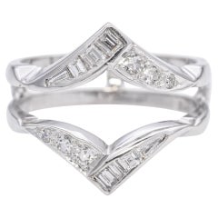 Anillo de compromiso de oro blanco de 14 quilates con diamante redondo y baguette realzador