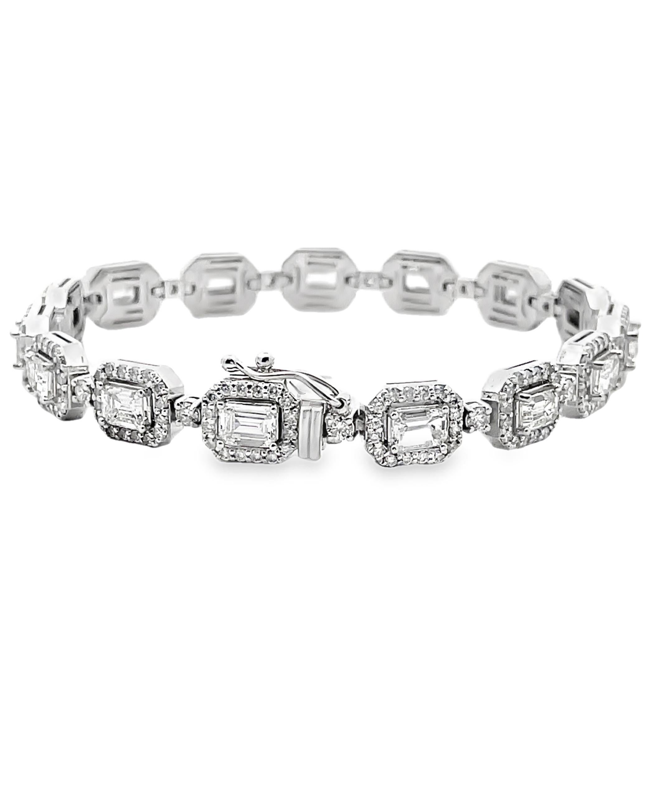 Emerald Cut Diamond Tennis Bracelet in 14K White Gold with Round Diamonds In New Condition For Sale In Old Tappan, NJ