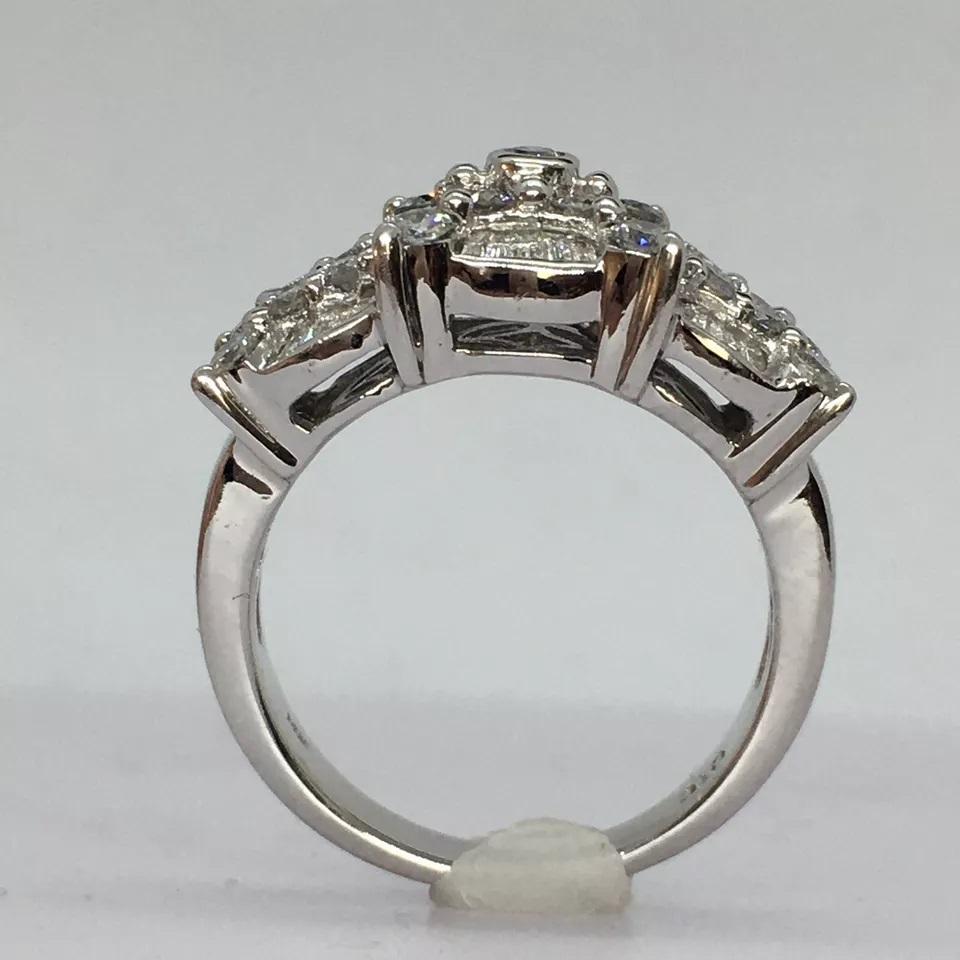 14 Karat Weißgold Runder Baguette-Diamant 2 Karat Gesamt Diamant Vintage Statement-Ring

Größe 8.25
7,5 Gramm
Markiert und geprüft 14K Weißgold OTC
12 zu je 0,02 Karat = 0,24 Karat, 8 zu je 0,05 Karat = 0,40 Karat, 1 zu 0,03 Karat = 0,03 Karat, 44