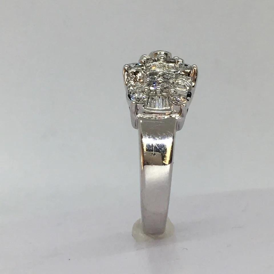 14 Karat Weißgold Runder Baguette-Diamant 2 Karat Gesamt Diamant Vintage Statement-Ring (Moderne) im Angebot