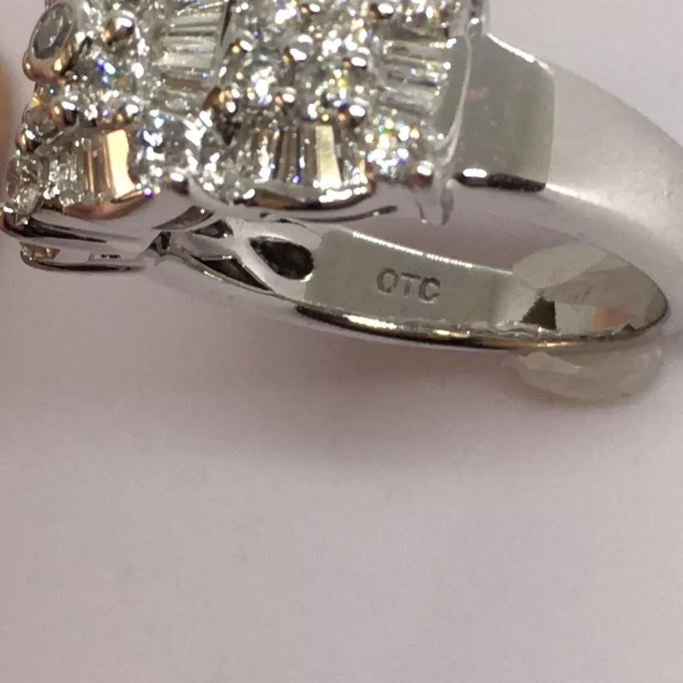 14 Karat Weißgold Runder Baguette-Diamant 2 Karat Gesamt Diamant Vintage Statement-Ring im Zustand „Hervorragend“ im Angebot in Los Angeles, CA