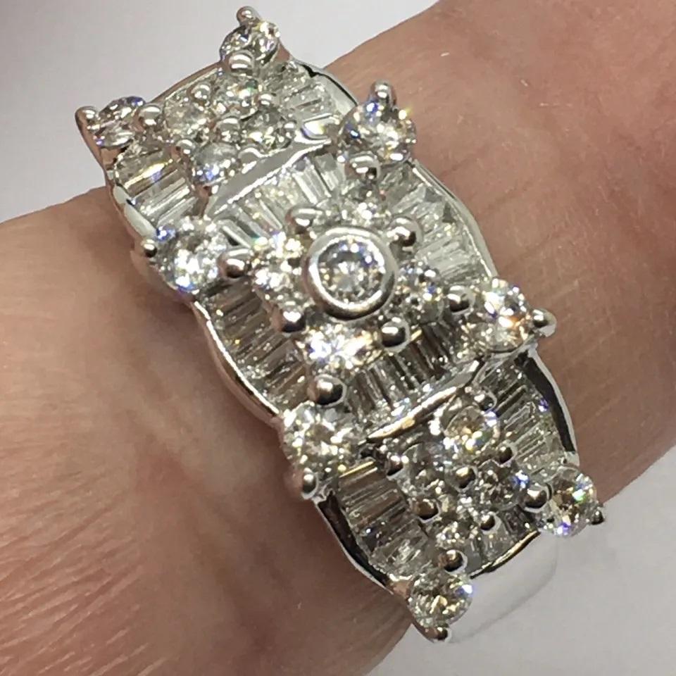 14 Karat Weißgold Runder Baguette-Diamant 2 Karat Gesamt Diamant Vintage Statement-Ring im Angebot 1