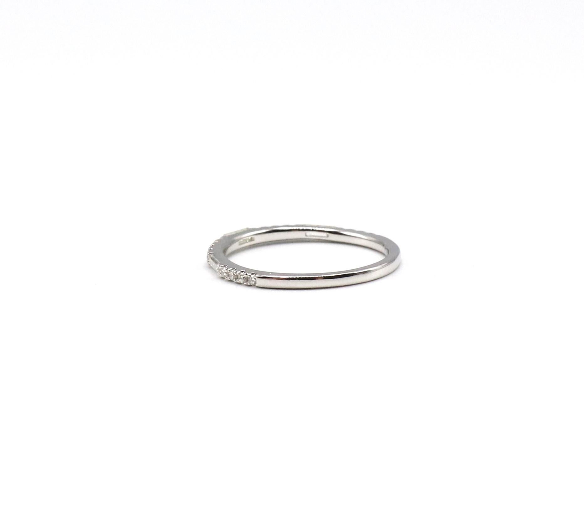 14 Karat Weißgold Verlobungsring mit rundem und Baguette-Diamant (Moderne) im Angebot