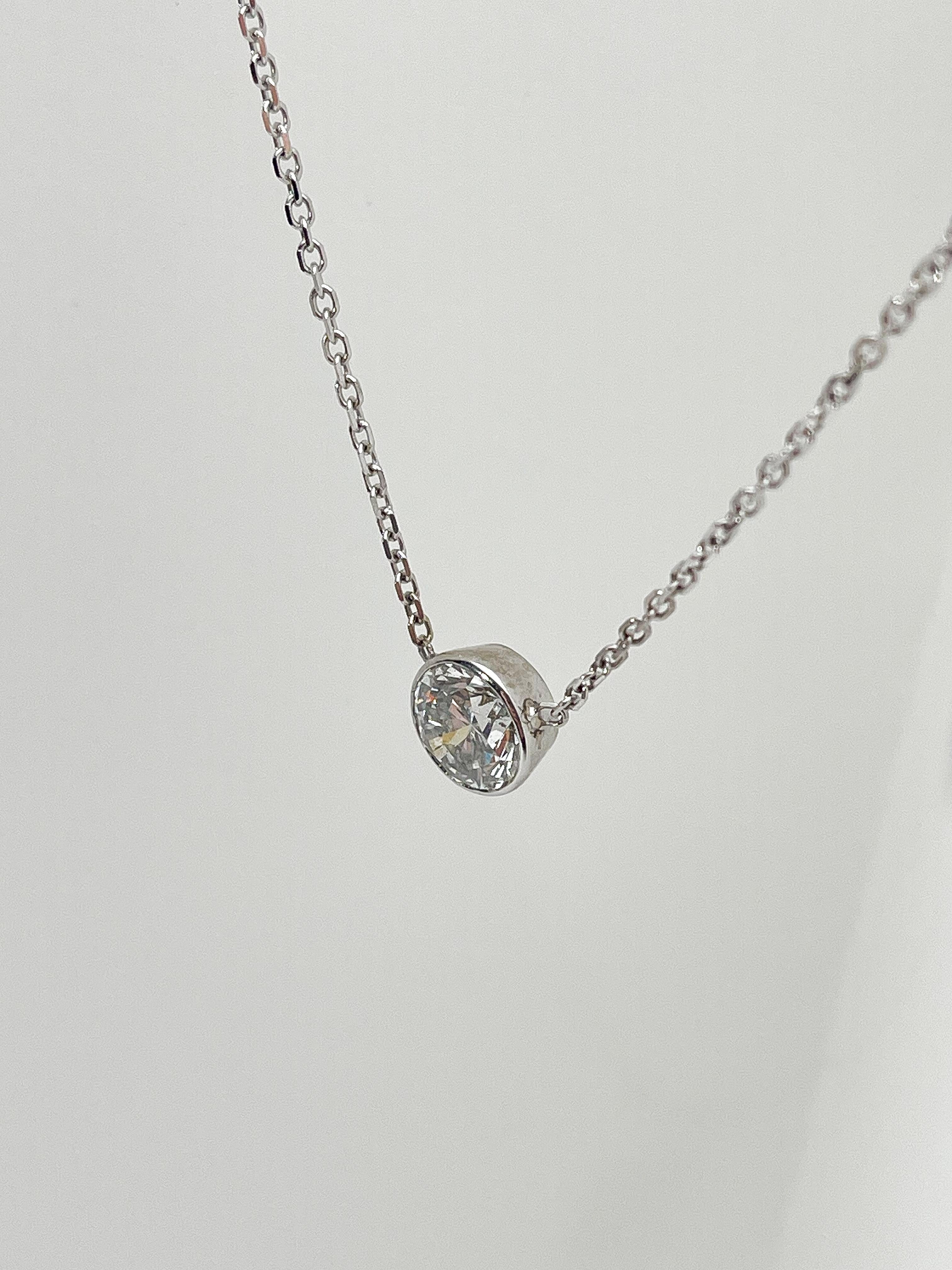 Collana con diamanti da 1,5 carati con castone rotondo in oro bianco 14K In condizioni ottime in vendita a Stuart, FL