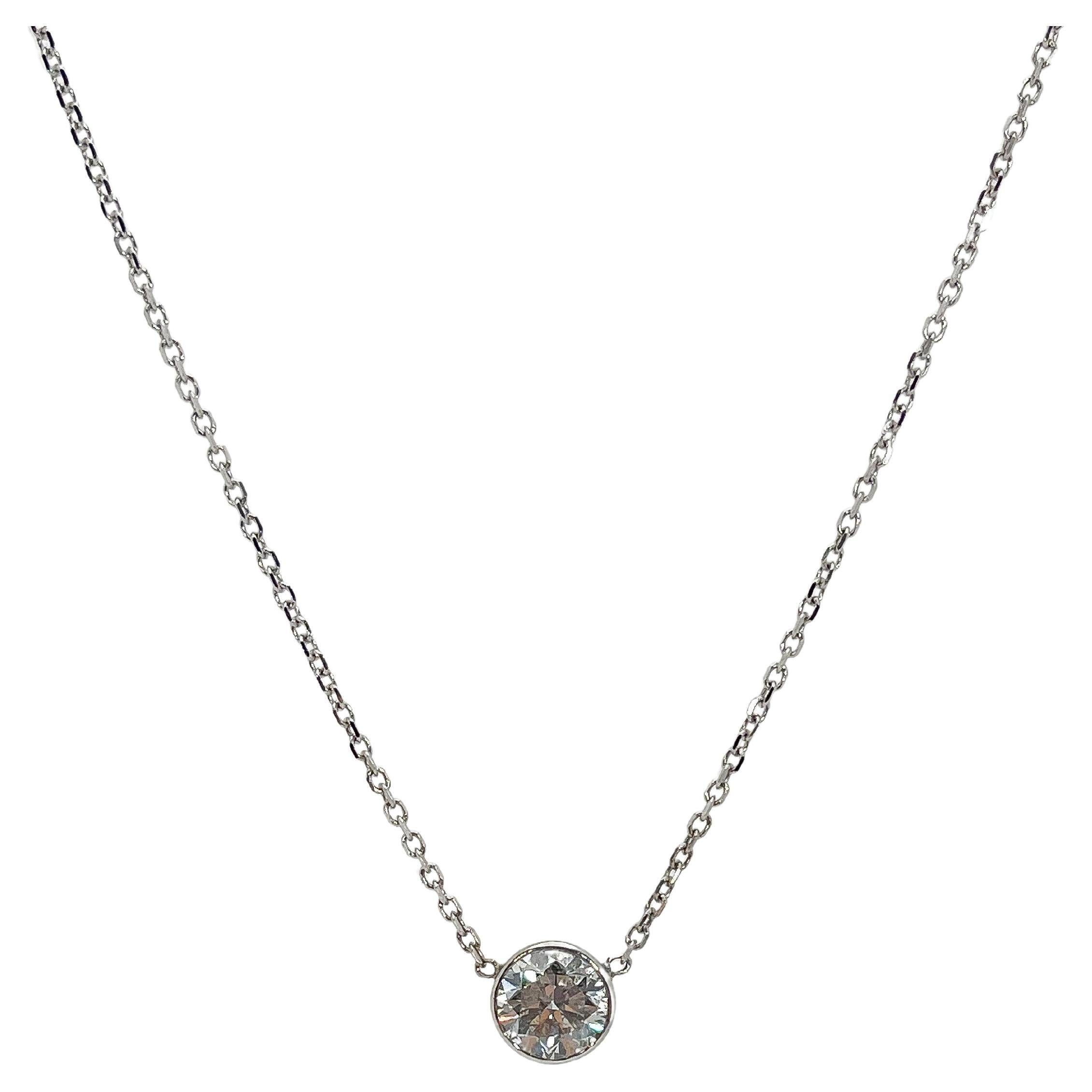 Collier en or blanc 14 carats avec lunette ronde et diamants 1,5 carat