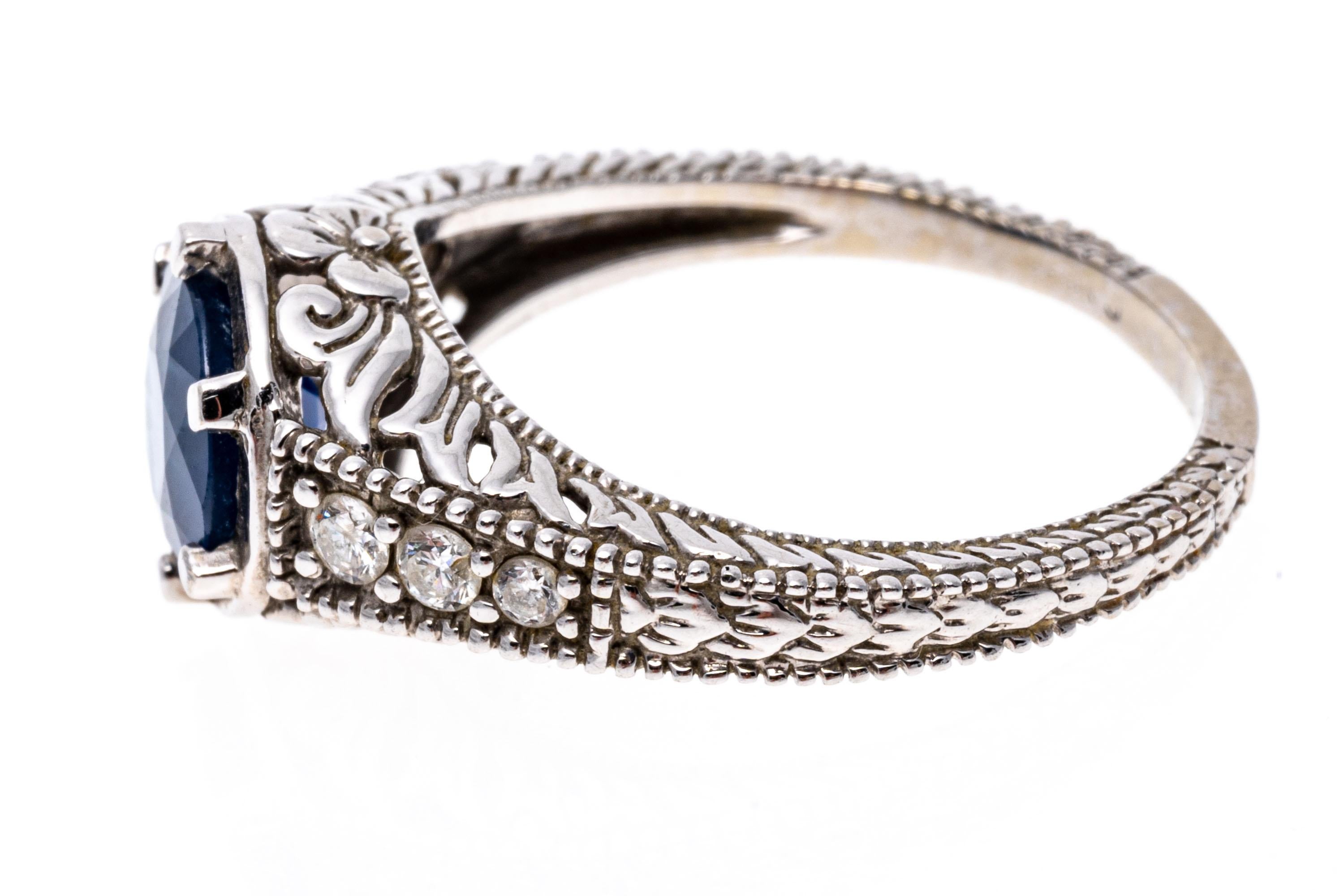 Anello in oro bianco 14k con zaffiro blu rotondo, 1,44 carati e diamanti in vendita 1