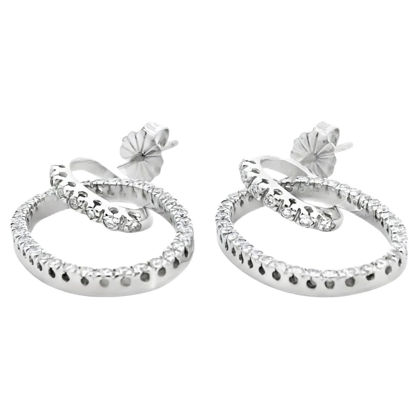 Orecchini a cerchio ovali con diamanti tondi e brillanti in oro bianco 14k (circa 0,86ctw) in vendita