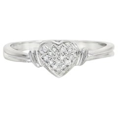 Bague en or blanc 14k sertie de diamants ronds et brillants en forme de coeur
