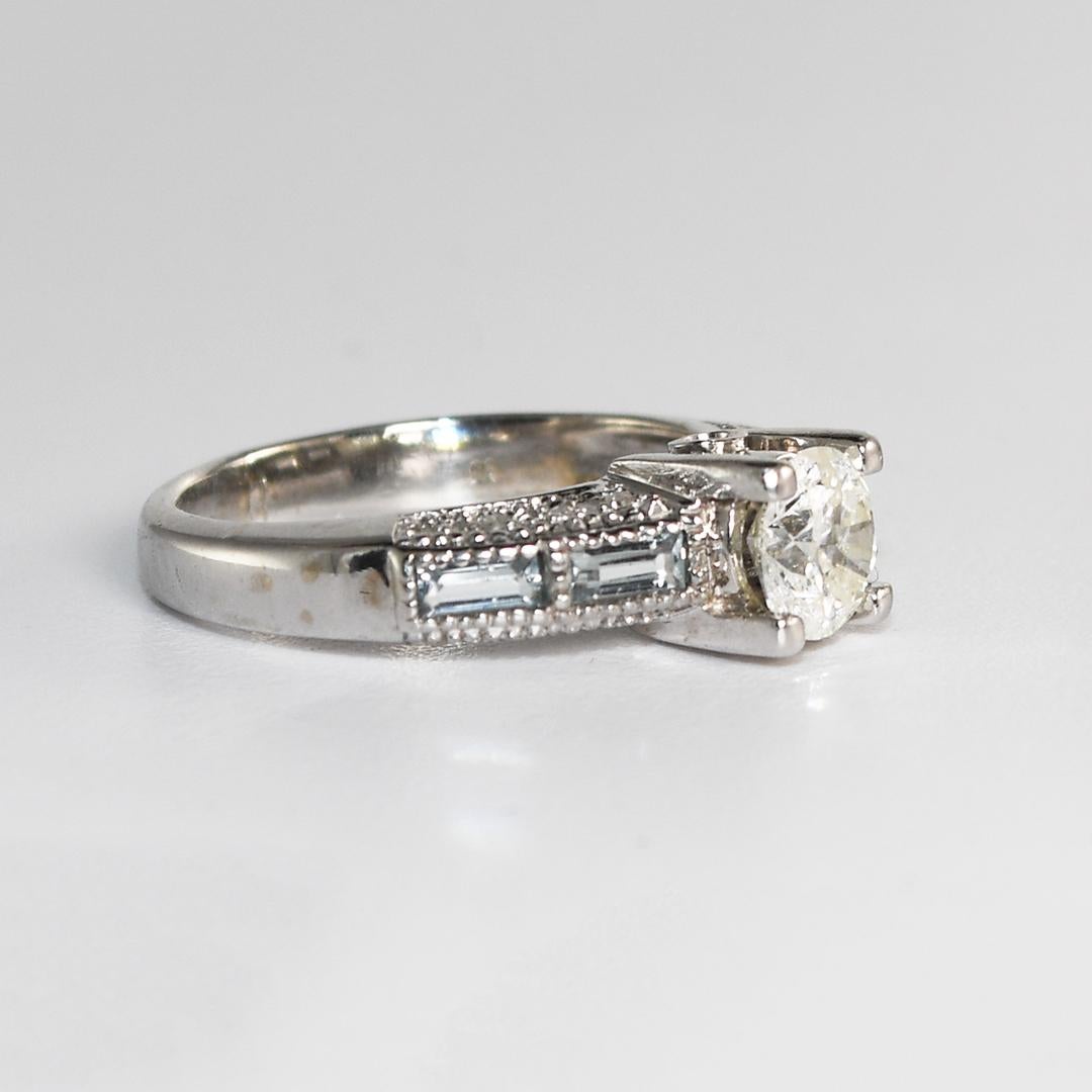 14k Weißgold Diamant Ring Runde Brillant .82 TDW - Größe 5.5
Der zentrale Diamant ist ein runder Brillantschliff, 0,70 Karat, Farbe i, j, k, Reinheit i3, sehr guter Schliff.
Auf dem Seitenprofil befinden sich winzige Diamanten (0,12 Karat) und auf