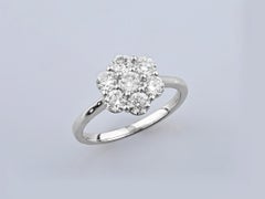Ring aus 14-karätigem Weißgold mit Diamanten im Rundschliff in Blumenform