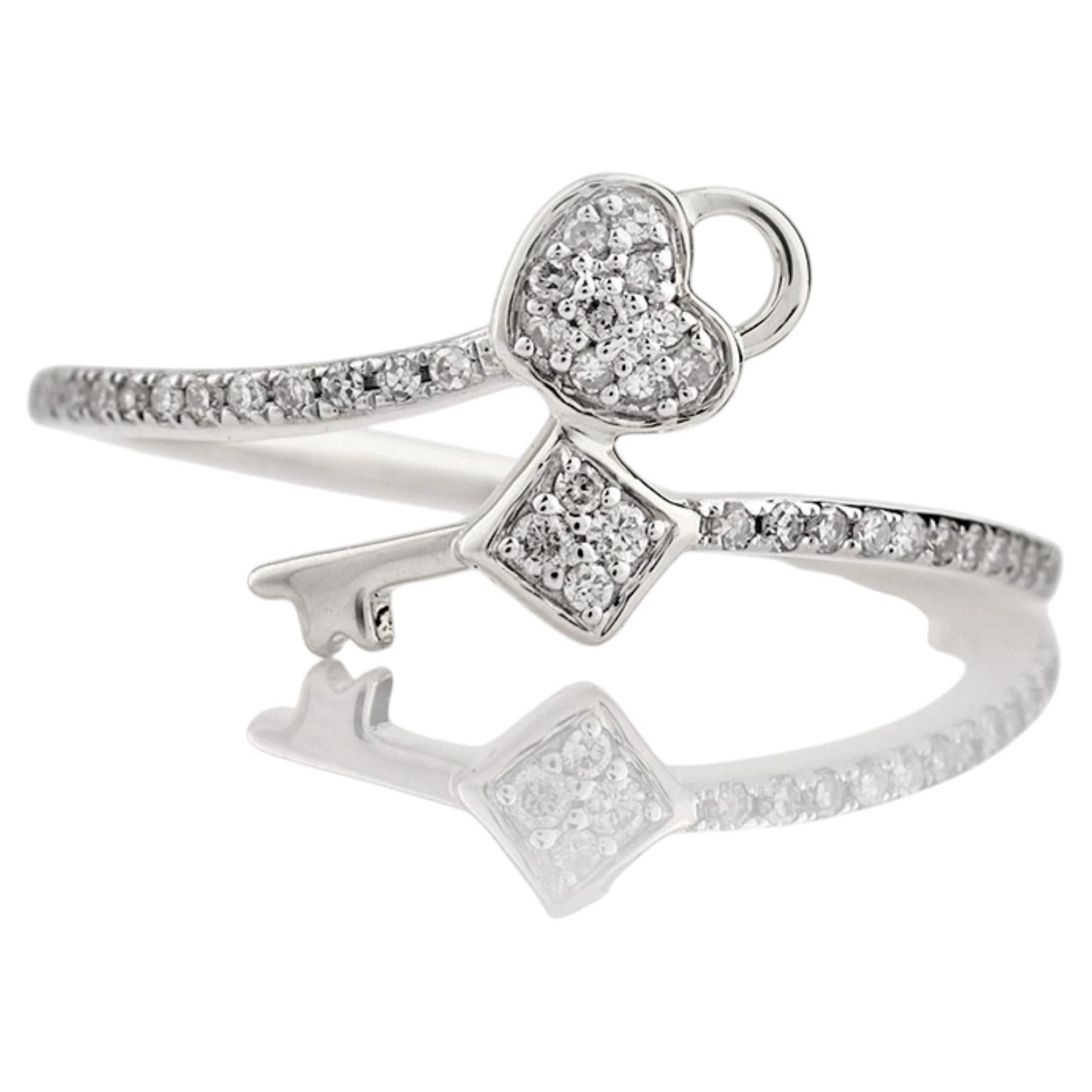 Anello con cuore e chiave in oro bianco 14K con diamanti a taglio rotondo