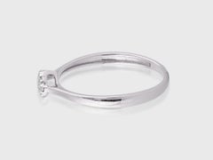 Anillo de Promesa de Oro Blanco de 14 K con Racimo de Corazones de Diamantes de Corte Redondo