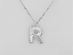 Collana con ciondolo a forma di "R" in oro bianco 14 carati con diamante a taglio rotondo