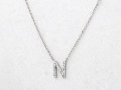 Collana con ciondolo "N" in oro bianco 14K con diamanti taglio rotondo e pavé di iniziali