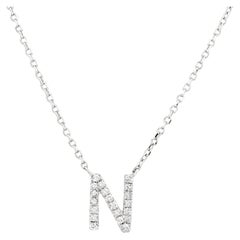 Collana con ciondolo "N" in oro bianco 14K con diamanti taglio rotondo e pavé di iniziali
