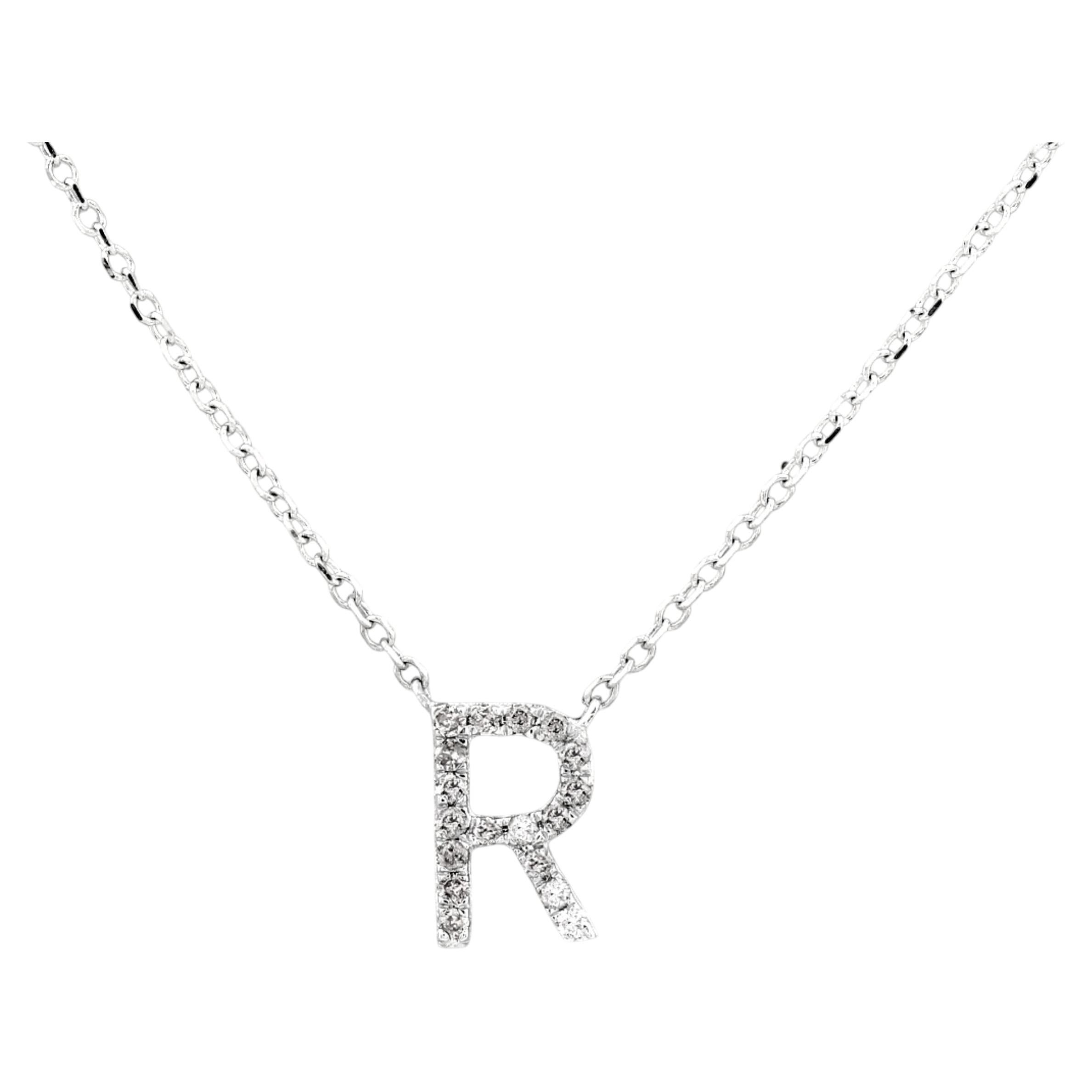 Collier pendentif "R" en or blanc 14K avec diamants taillés en rond et pavés.