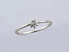 Anello Petite con solitario di diamanti a taglio rotondo in oro bianco 14K