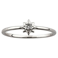 Anello Petite con solitario di diamanti a taglio rotondo in oro bianco 14K
