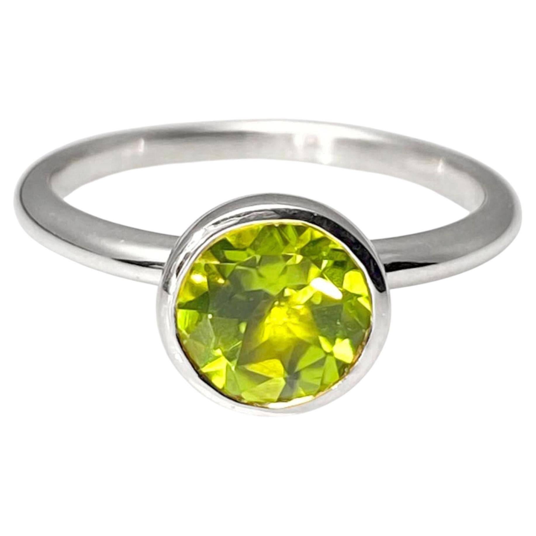 14K Weißgold Rundschliff Peridot Lünette-Set Solitär Ring im Angebot