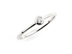 Anillo solitario de oro blanco de 14 quilates con un diamante redondo de 0,05 quilates