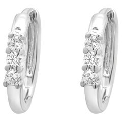 Boucles d'oreilles « huggie » rondes en or blanc 14 carats serties de diamants