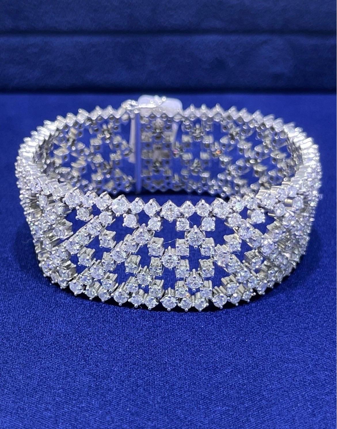 Bracelet à mailles larges en or blanc 14k avec diamants ronds 25.15 CT en vente 8