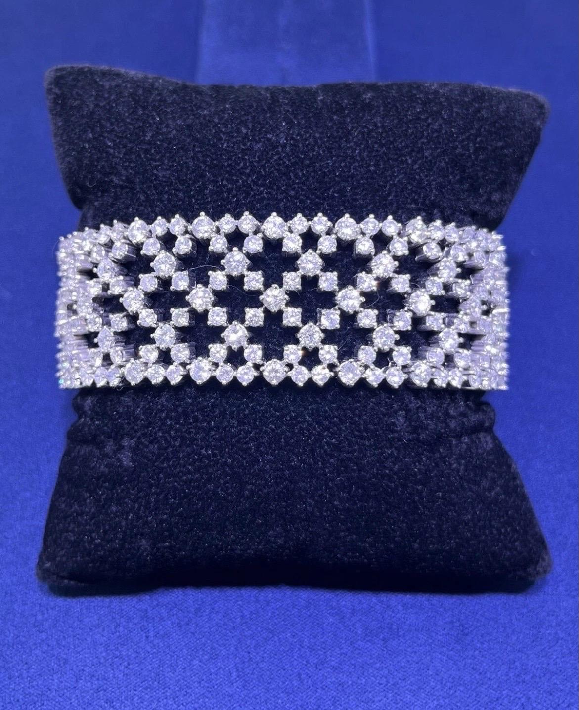 Bracelet à mailles larges en or blanc 14k avec diamants ronds 25.15 CT en vente 9