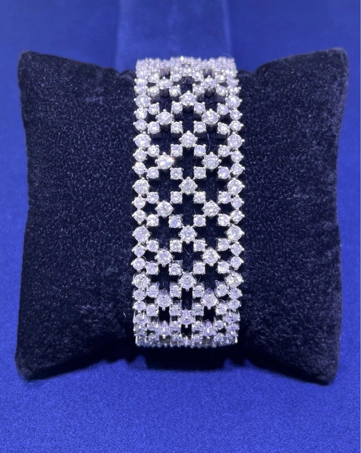 Bracelet à mailles larges en or blanc 14k avec diamants ronds 25.15 CT en vente 10