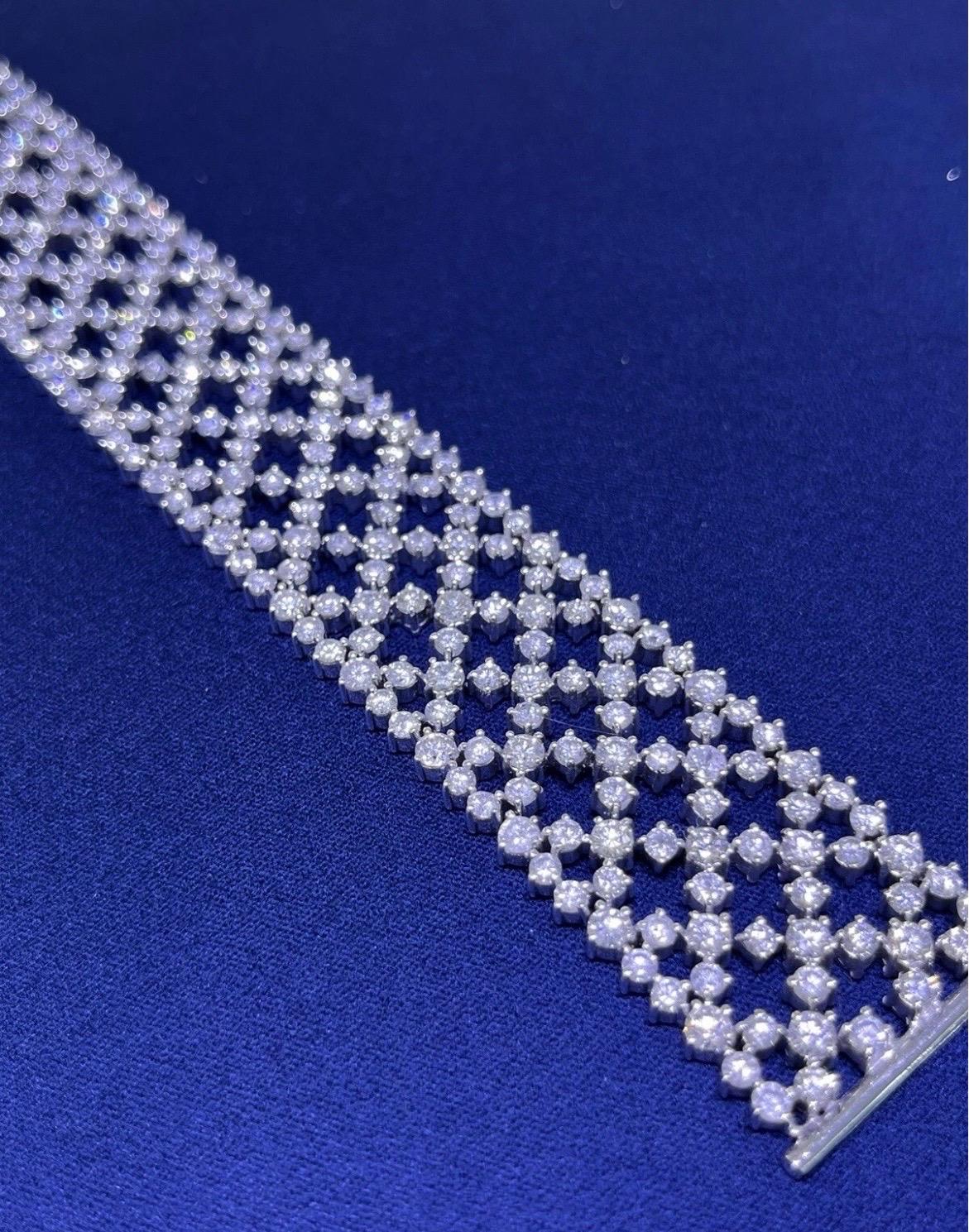 Faites une déclaration inoubliable avec cet époustouflant bracelet en or blanc 14K serti de diamants. Doté d'un maillage complexe de maillons en dentelle ouverte, ce large bracelet éblouit par ses 25,15 carats de diamants brillants de taille ronde.