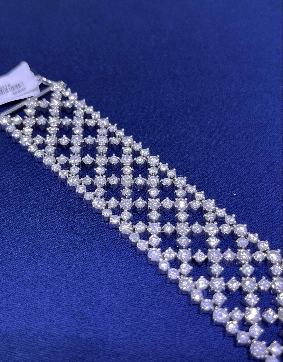 Bracelet à mailles larges en or blanc 14k avec diamants ronds 25.15 CT en vente 1