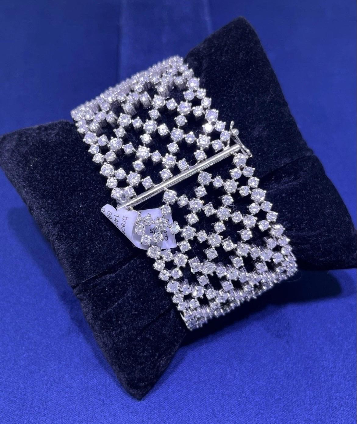 Bracciale in oro bianco 14k con diamanti rotondi a maglie larghe e aperte A Link 30,26 CT in vendita 5