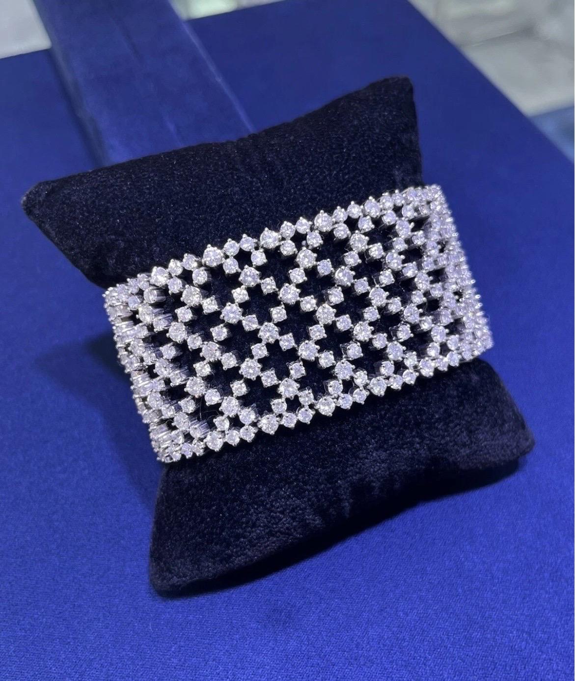 Bracciale in oro bianco 14k con diamanti rotondi a maglie larghe e aperte A Link 30,26 CT in vendita 6