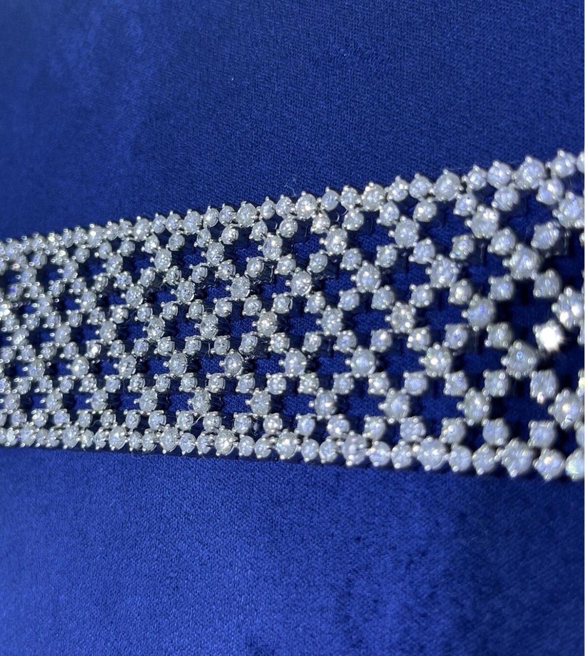 Bracciale in oro bianco 14k con diamanti rotondi a maglie larghe e aperte A Link 30,26 CT in vendita 8