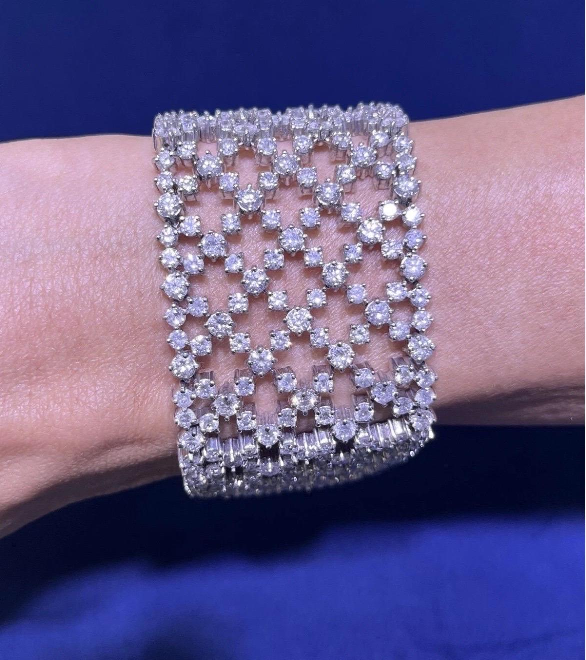 Bracciale in oro bianco 14k con diamanti rotondi a maglie larghe e aperte A Link 30,26 CT in vendita 12