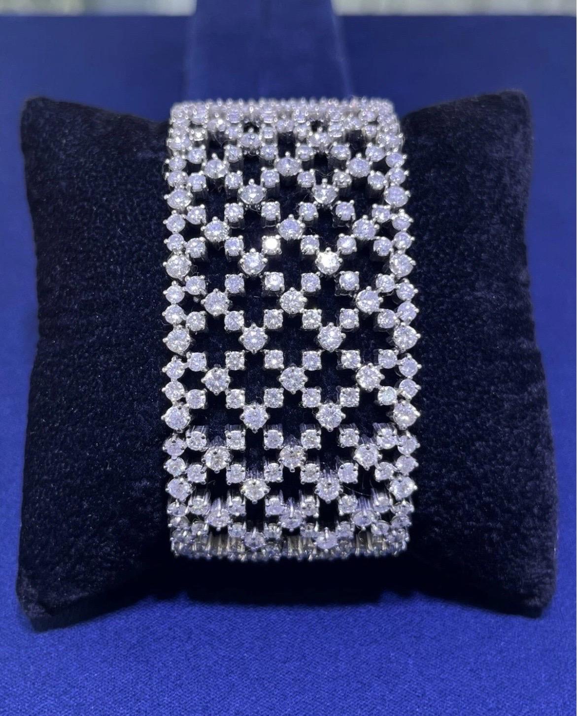 Fai una dichiarazione indimenticabile con questo straordinario bracciale di diamanti in oro bianco 14K. Sfoggia un design scenografico in pizzo a maglie larghe che combina un'elegante lavorazione a giorno con una brillantezza di grande impatto.